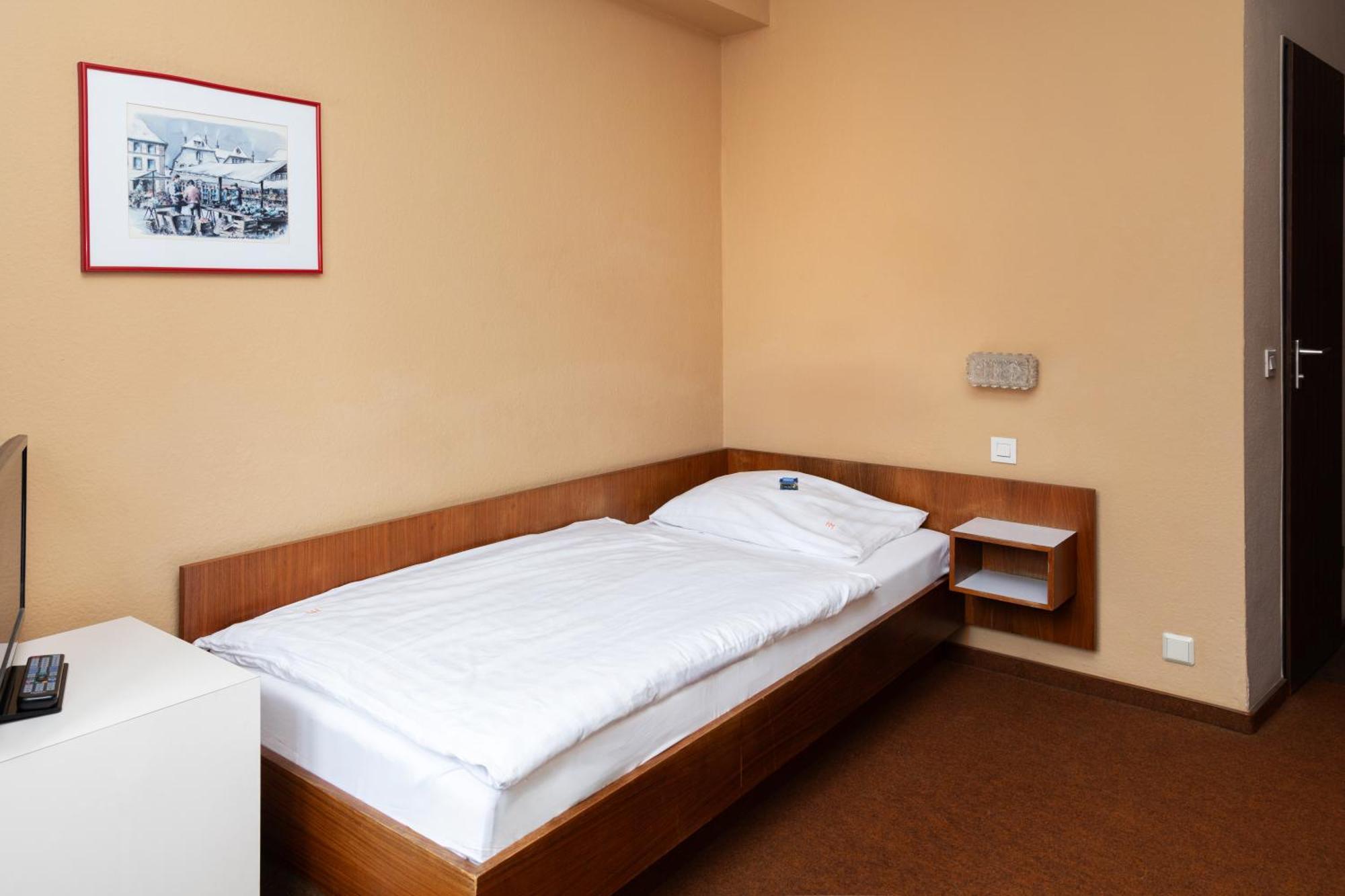 Hotel Meran Hallenbad & Sauna Саарбрюккен Экстерьер фото