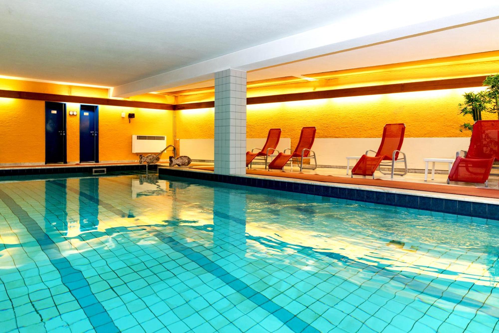 Hotel Meran Hallenbad & Sauna Саарбрюккен Экстерьер фото