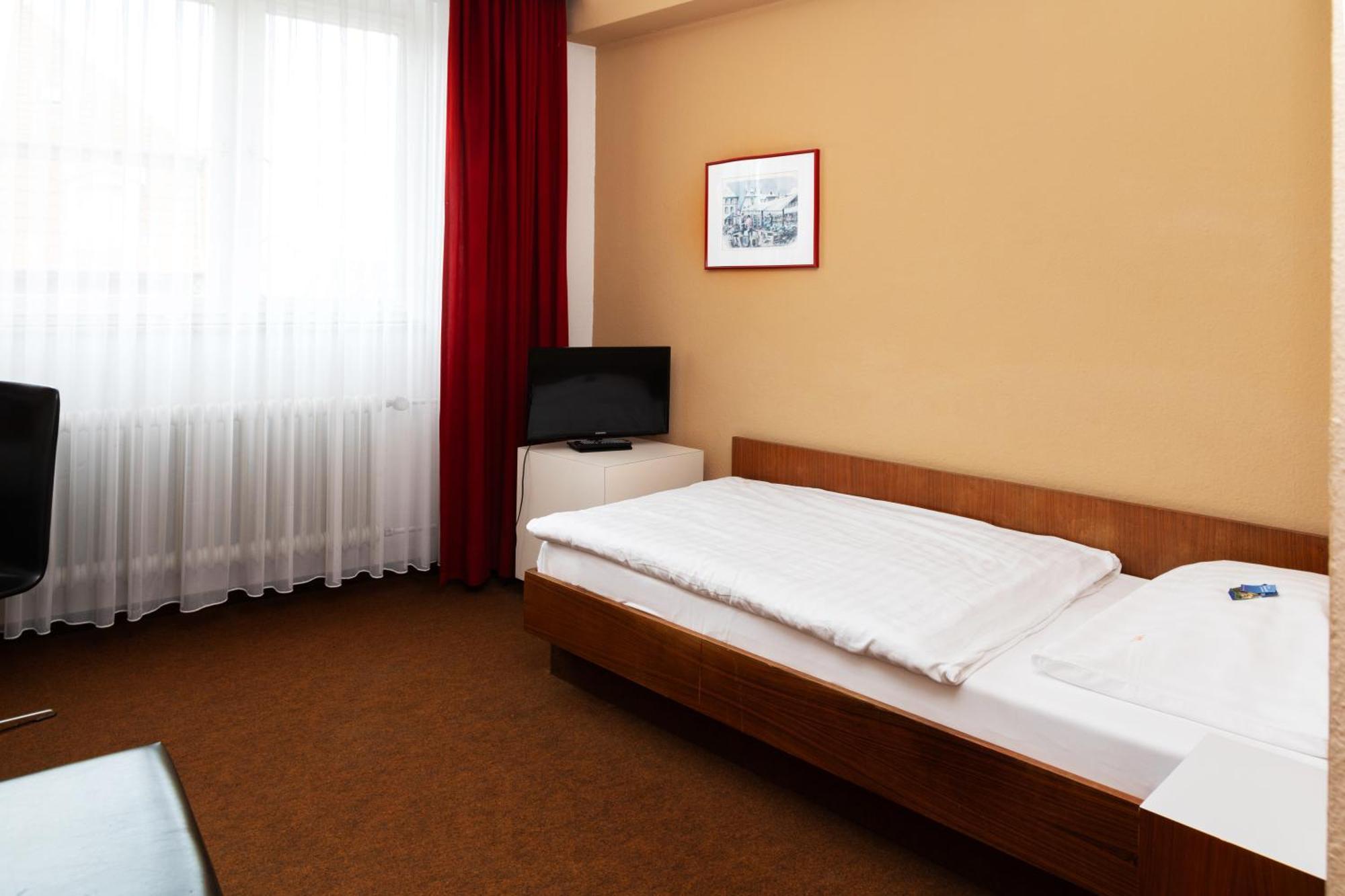 Hotel Meran Hallenbad & Sauna Саарбрюккен Экстерьер фото