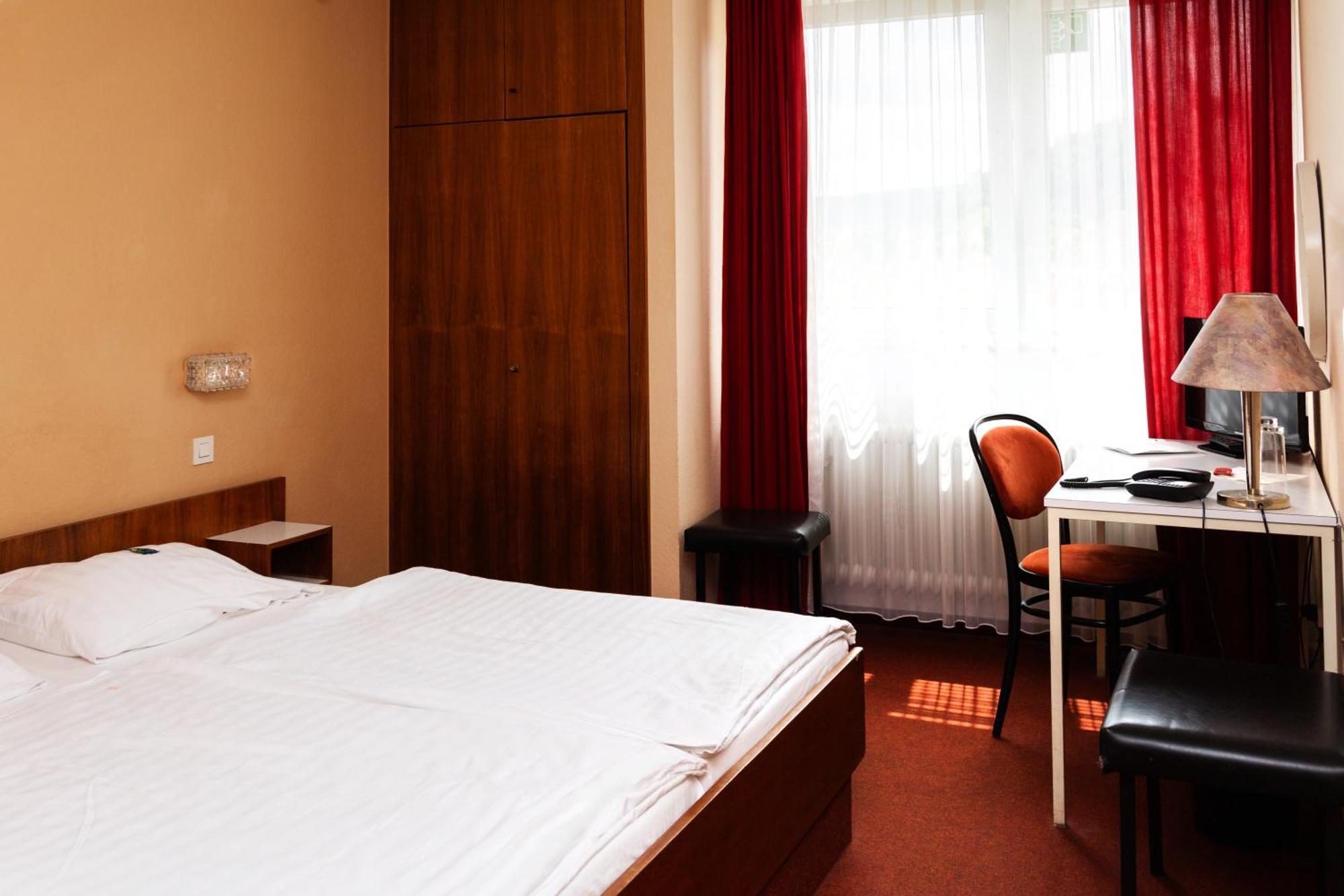 Hotel Meran Hallenbad & Sauna Саарбрюккен Экстерьер фото